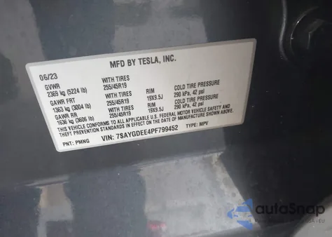 2023 Tesla Model Y Awd/Long Range Dual Motor All-Wheel Drive z USA, uszkodzony, nr VIN 7SAYGDEE4PF799452